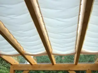 Terrassenüberdachung mit Innenbeschattung Sonnenschutzsegel in Seilspanntechnik