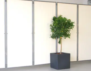 Sichtschutzwand standfest mit angestecktem Planzgefäß - Orangenbäumchen