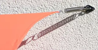 Wandbefestigung über kleinen Wandhalter Edelstahl und Zugfeder aus Edelstahl.