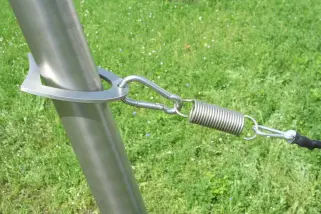 Befestigung großes Sonnenegel konkav an Sonnensegelmast über Zugplatte aus Edelstahl und Zugfeder Edelstahl