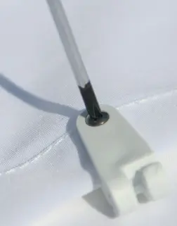 Aufschrauben eines Laufhakens auf den Randsaum vom Sonnensegel