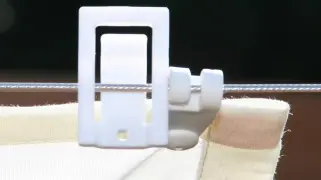 Stopper vor einem Laufhaken hält das Sonnensegel in der gewünschten Position