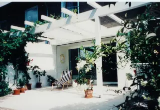 Weiße oben oben offene Pergola mit Sonnenschutz durch Sonnensegel in Seilspanntechnik