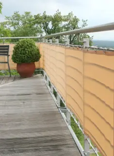 Übersicht Dachterrasse mit Sitzecke und Balkonverkleidung