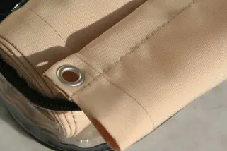 Balkonverkleidung 90 x 500 cm in der Farbe Sisal aufgerollt, um Faltenbildung zu vermeiden