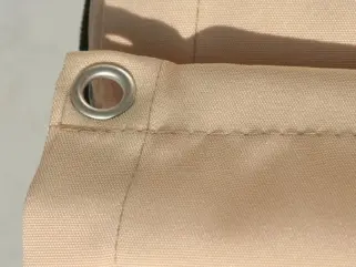 Metallöse in eine Ecke der Balkonumspannung - Farbe sisal