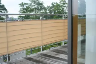 Terrassenansicht einer Balkonumrandung 90 x 500 cm in der Farbe sisal