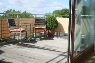 Übersicht Dachterrasse mit Sitzecke und Balkonverkleidung  