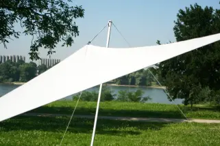 Sonnensegel konkav ausgespannt mit einem Montagestab 2,7 m und 2x Kordel gesichert mit Stabheringen