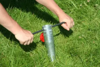Schraub-Erdanker mit 15° Grad Schräge in den Rasen eindrehen