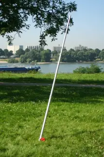 Aufgestellter Alu-Teleskopmast in Schraub-Erdanker