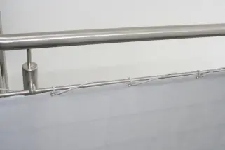 Beispielhaft an einem Geländer gezeigte Kordelführung zu Befestigung der Balkonverkleidung