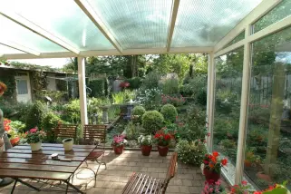 Große Terrassenüberdachung für einen Innbeschattung mit Sonnensegeln