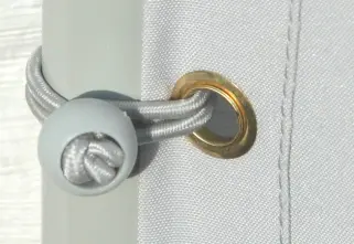 Tuchspanner, um den Sichtschutz Paravent in der Senkrechten blickdicht zu machen