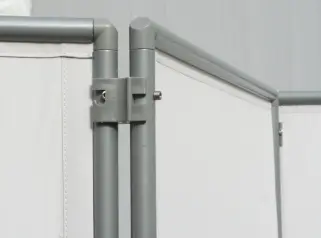 Teil gefalteter Paravent - über die Funktion der versetzt gesteckten Verbindungs-Clips.