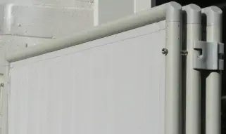 Verbindungs-Clip (versetzt gesteckt) verbindet zwei Paravent Rahmenelemente, so, daß sie faltbar sind