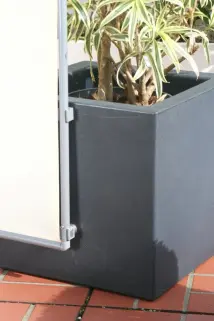 Schön und windstabil ein Paravent angesteckt über 2x Wand-Clip an ein Pflanzgefäß