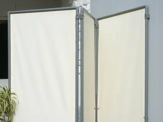 Teil gefalteter Paravent - über die Funktion der versetzt gesteckten Verbindungs-Clips.