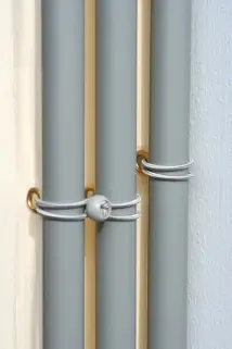 Tuchspanner, um den Sichtschutz Paravent in der Senkrechten blickdicht zu machen