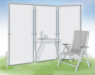 Klapptisch als Tischersatz mit kleiner Ablagefläche - angesteckt an einen Paraventrahmen