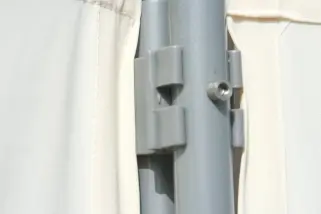 Verbindungs-Clip (versetzt gesteckt) verbindet zwei Paravent Rahmenelemente, so, daß sie faltbar sind