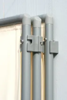 Verbindungs-Clip (versetzt gesteckt) verbindet zwei Paravent Rahmenelemente, so, daß sie faltbar sind