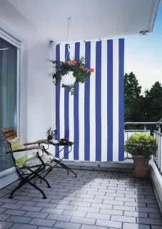Blau gestreiftes Senkrecht-Sonnensegel 230 x 140 cm als Balkonsichtschutz