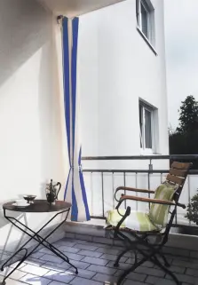 Geschlossenes Senkrecht-Sonnensegel 230 x 140 cm - gehalten mit Kordel an Punktbefestigung