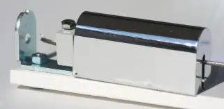 Seilspanner Universal Chrom geöffnet mit WSiht auf das Ende der Spannschraube