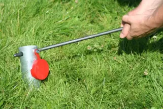 Drehstab mit der größten Länge zum endgültigen Eindrehen vom Schraub-Erdanker in eine Wiese