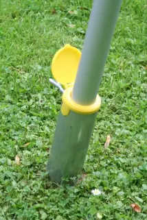 Alu-Teleskopmast eingesteckt in den nicht ganz eingedrehten Schraub-Erdanker