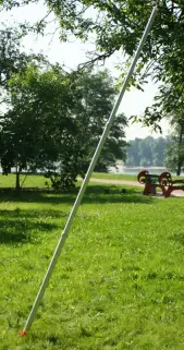 Komplett aufgestellter Alu-Teleskopmast