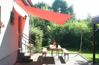 Sonennsegel konkav Terracotta-Orange mit Alu-Teleskopmast als viertem Fixpunkt