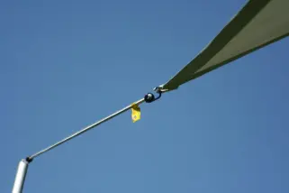 Alu-Teleskopmast mit eingehängtem dauerelastischem Spanngurt