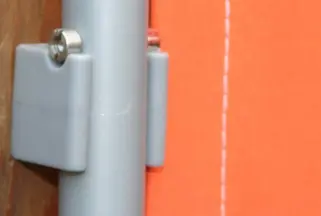 Wand-Clip mit eingerastetem (gegen Drehung gesichtert) Paravent