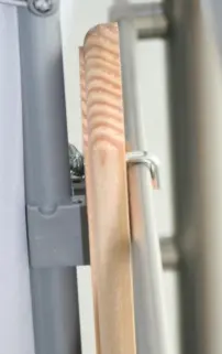 Paravent kippstabil an Geländer über Wand-Clips an Holzbrett