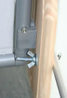 Befetigung Paravent am Balkongeländer mit Wand-Clips über Holzbrett