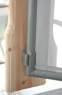 Holzbrett mit Wand-Clip für kippfesten und windfesten Paravent