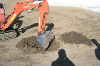 Kleinbagger für den Erdaushub:  Erdanker einbetonieren