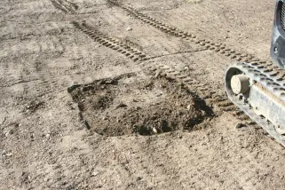 Markierung für den Erdaushub zum Einbetonieren vom Erdanker
