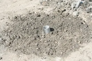 Abdecken der Betonschicht mit einer handbreit Erde 