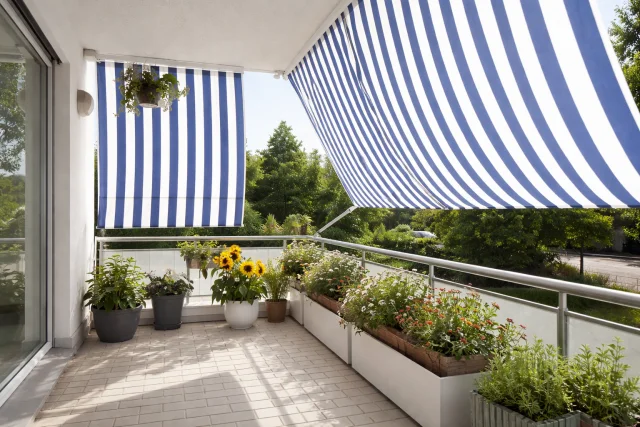 Balkon Sichtschutz mit Faltsonnensegeln
