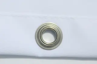 Beispiel Metallöse in Radnsaum Polyesterstoff 200 g/m2
